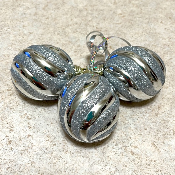 CHRISTMAS DECOR BUNDLE OF CERAMIC SNOWMAN GIFT BAG & ASSORTED BALLS & ORNAMENTS - Picture 5 of 14